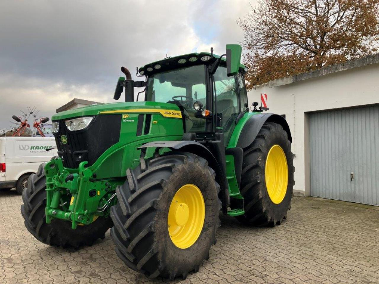 John Deere 6R 215 - Farm tractor: picture 1 John Deere 6R 215 - Farm tractor: picture 1