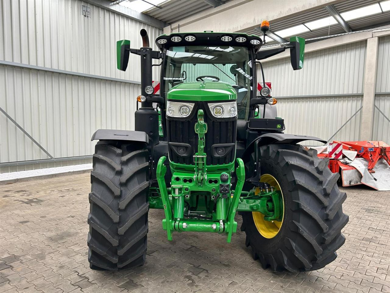 John Deere 6R 215 - Farm tractor: picture 2 John Deere 6R 215 - Farm tractor: picture 2