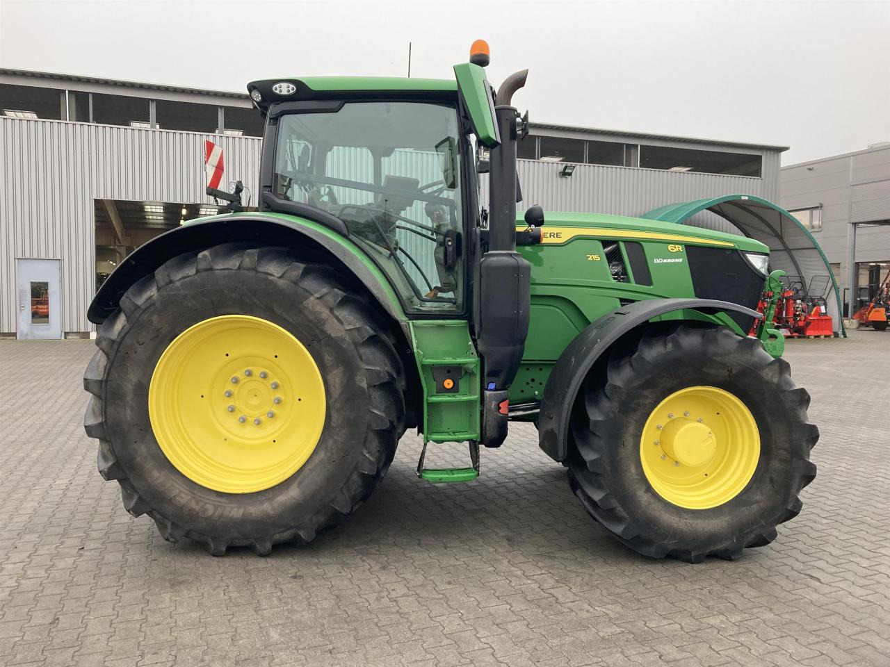 John Deere 6R 215 - Farm tractor: picture 4 John Deere 6R 215 - Farm tractor: picture 4