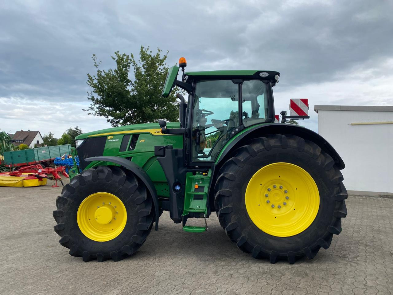 John Deere 6R 215 - Farm tractor: picture 4 John Deere 6R 215 - Farm tractor: picture 4