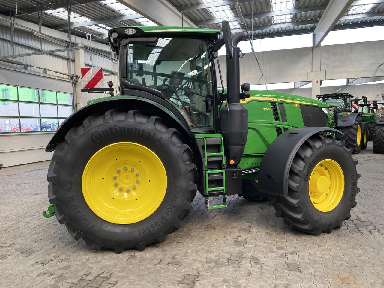 John Deere 6R 230 - Farm tractor: picture 3 John Deere 6R 230 - Farm tractor: picture 3