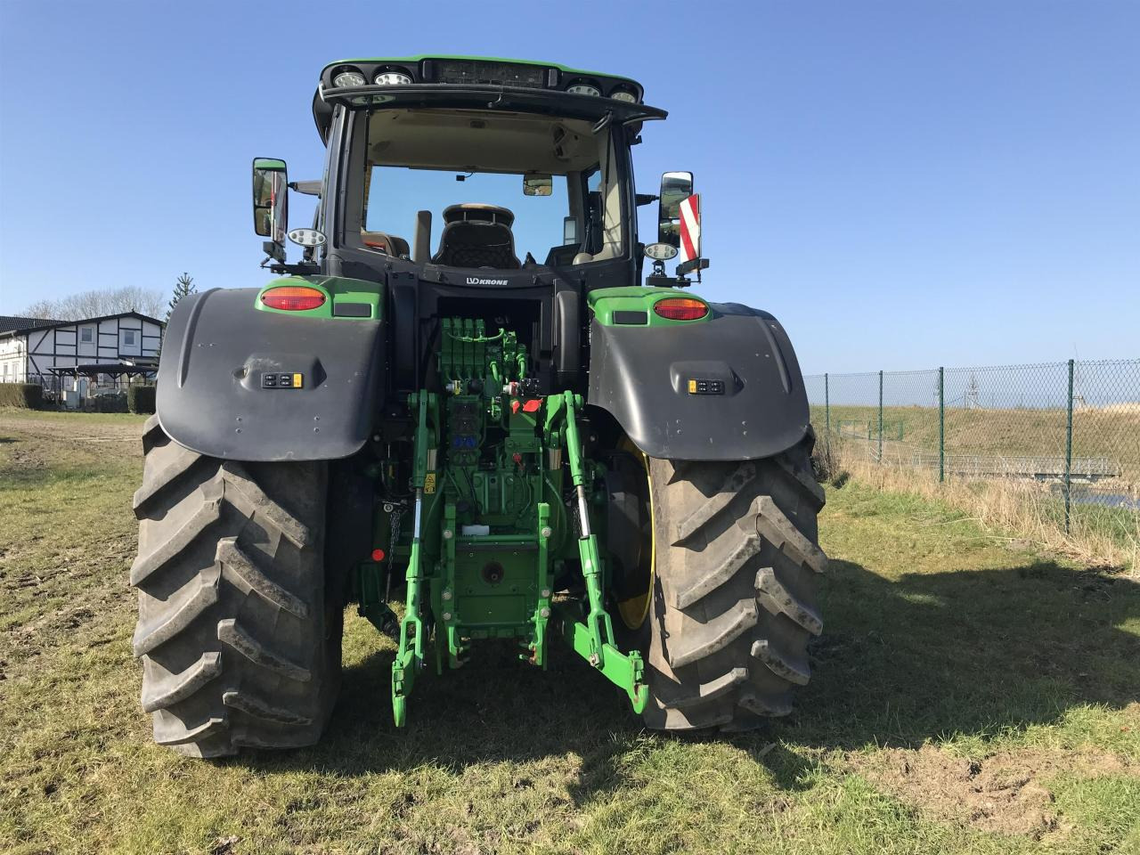 John Deere 6R 230 - Farm tractor: picture 5 John Deere 6R 230 - Farm tractor: picture 5