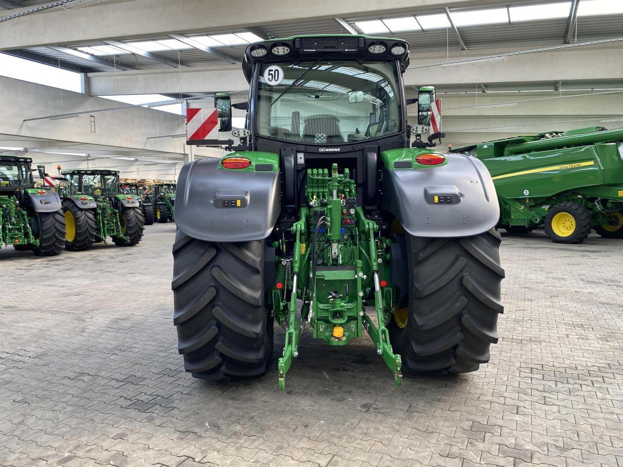 John Deere 6R 230 - Farm tractor: picture 4 John Deere 6R 230 - Farm tractor: picture 4