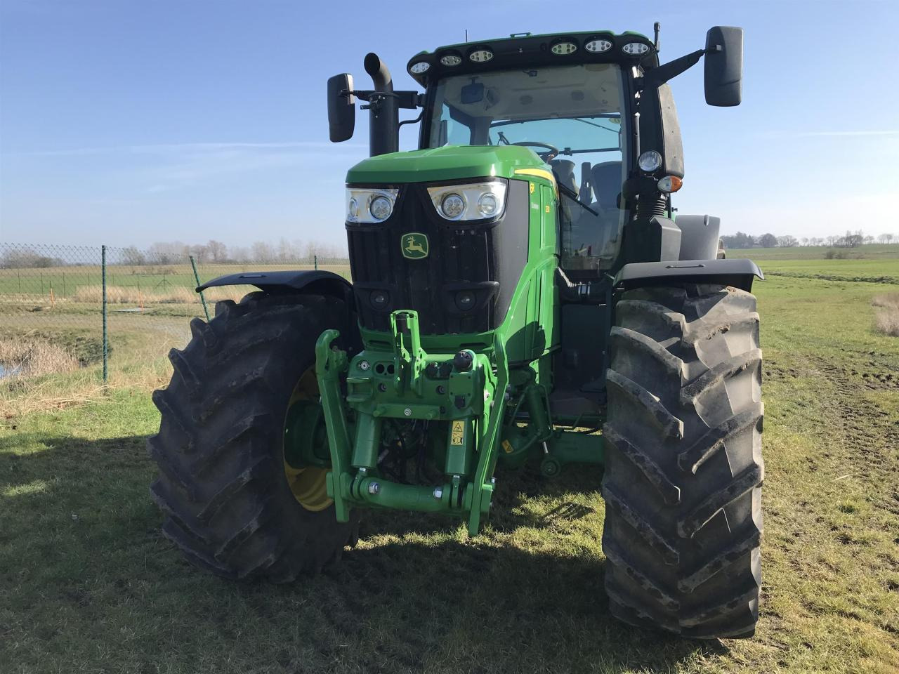 John Deere 6R 230 - Farm tractor: picture 3 John Deere 6R 230 - Farm tractor: picture 3