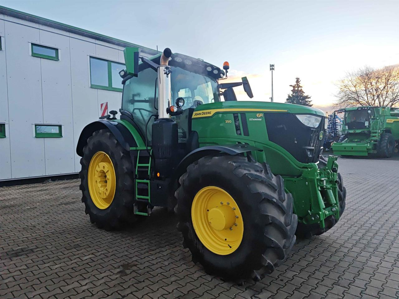John Deere 6R 250 - Farm tractor: picture 1 John Deere 6R 250 - Farm tractor: picture 1