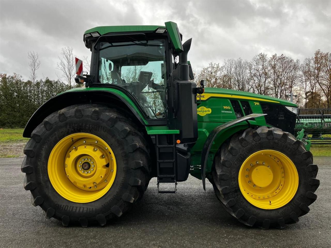 John Deere 7R 350 - Farm tractor: picture 2 John Deere 7R 350 - Farm tractor: picture 2