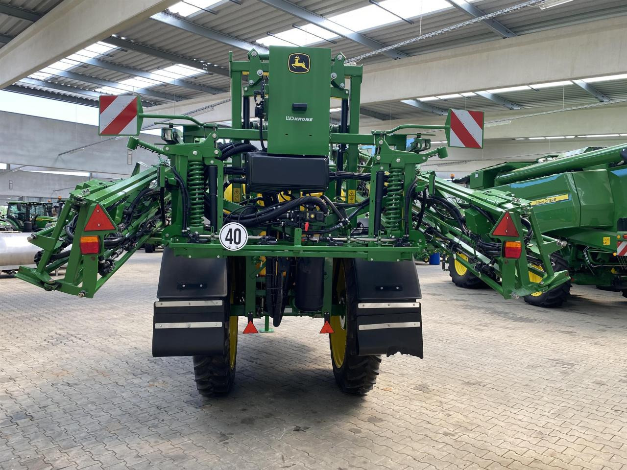 John Deere R740i - Trailed sprayer: picture 4 John Deere R740i - Trailed sprayer: picture 4