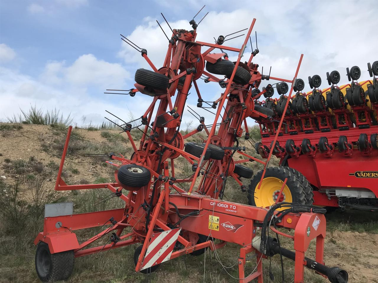 Kuhn GF 10601TO - Tedder/ Rake: picture 2 Kuhn GF 10601TO - Tedder/ Rake: picture 2