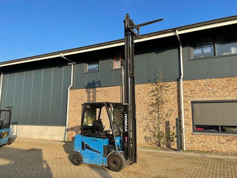 Hyundai 25BH-9 Elektra 2.5 ton Triplex Freelift Sideshift Heftruck - Electric forklift: picture 3 Hyundai 25BH-9 Elektra 2.5 ton Triplex Freelift Sideshift Heftruck - Electric forklift: picture 3