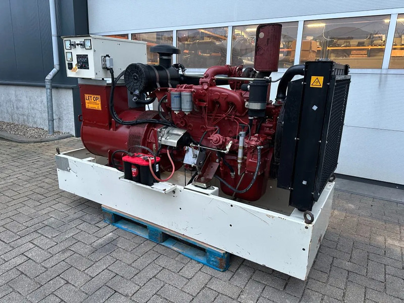 Iveco 8061 SI 07.05 A 550 Marelli 100 kVA noodstroom generatorset - Generator set: picture 2 Iveco 8061 SI 07.05 A 550 Marelli 100 kVA noodstroom generatorset - Generator set: picture 2