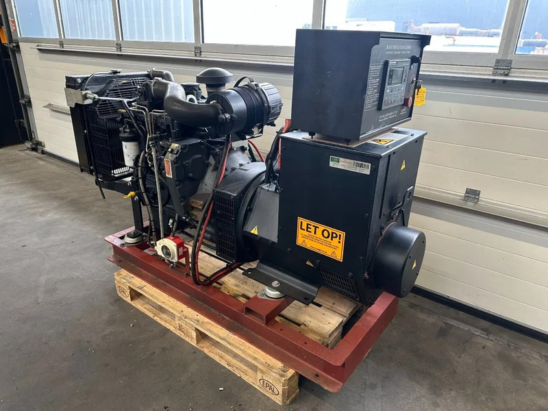 Iveco FPT NEF45 AM1A S500 Stamford 71.5 kVA generatorset - Generator set: picture 2 Iveco FPT NEF45 AM1A S500 Stamford 71.5 kVA generatorset - Generator set: picture 2