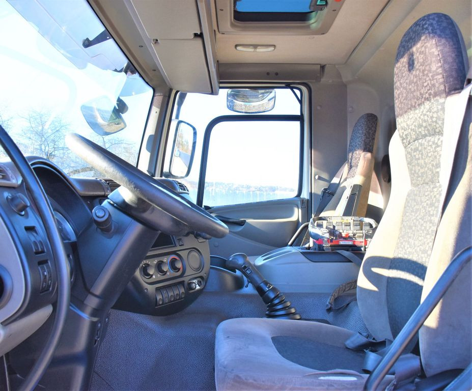 Crane truck, Dropside/ Flatbed truck DAF CF 75.360 Pritsche 7,95 m + KRAN / FUNK * 6x4: picture 9