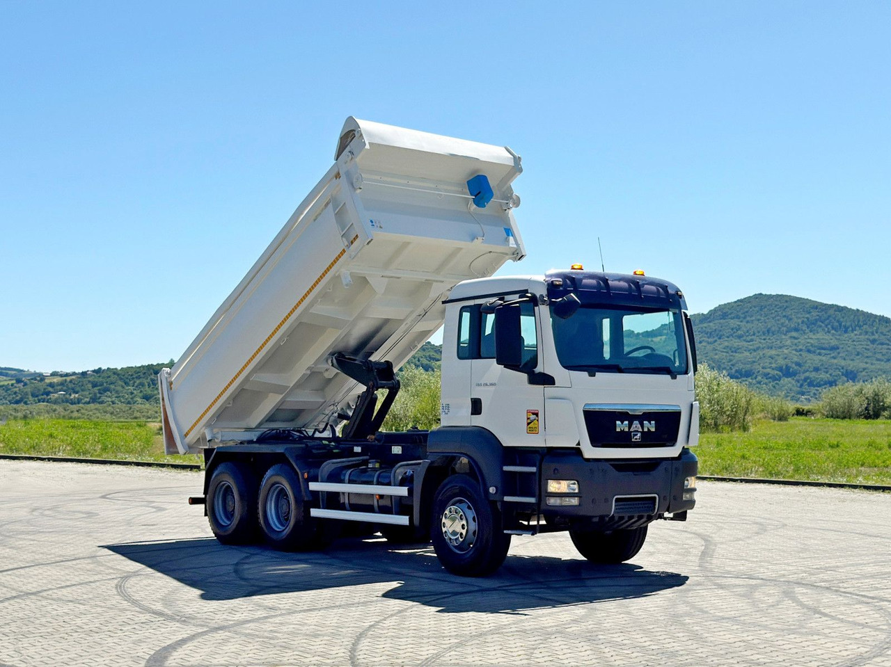 MAN TGS 26.360 Kipper 5,20 m + BORDMATIC / 6x4 - Tipper, Crane truck: picture 1 MAN TGS 26.360 Kipper 5,20 m + BORDMATIC / 6x4 - Tipper, Crane truck: picture 1