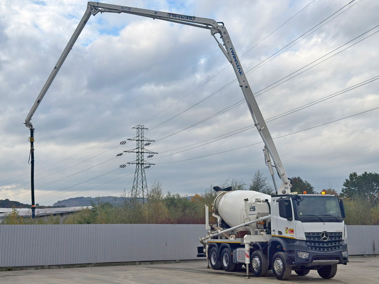 Mercedes-Benz AROCS 3743 * Betonpumpe + FUNK * 8x4 * TOP - Concrete pump truck: picture 3 Mercedes-Benz AROCS 3743 * Betonpumpe + FUNK * 8x4 * TOP - Concrete pump truck: picture 3