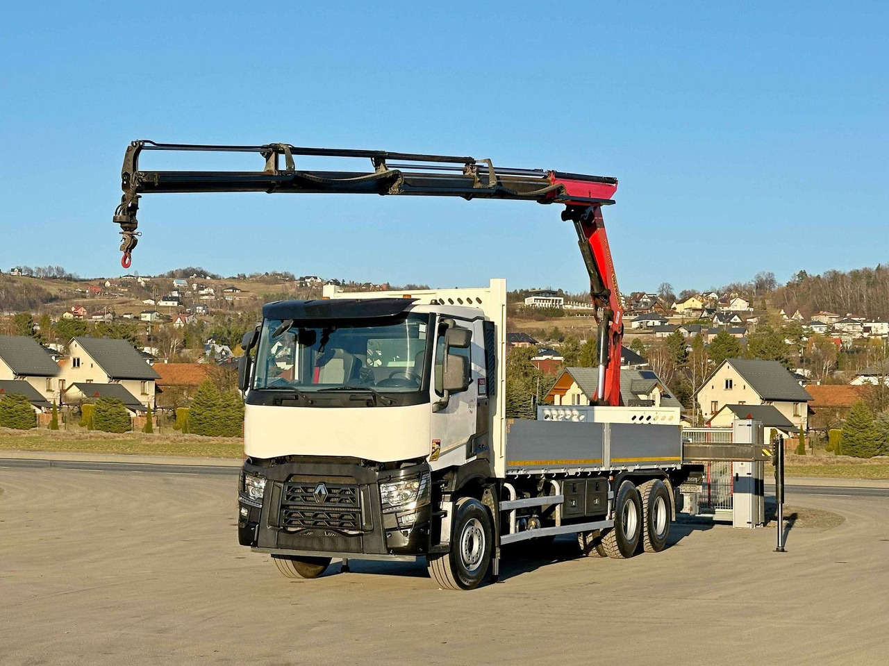 Renault C 380 *PRITSCHE 6,80m * PK 20001 - KC + FUNK*6x4 - Crane truck, Dropside/ Flatbed truck: picture 2 Renault C 380 *PRITSCHE 6,80m * PK 20001 - KC + FUNK*6x4 - Crane truck, Dropside/ Flatbed truck: picture 2