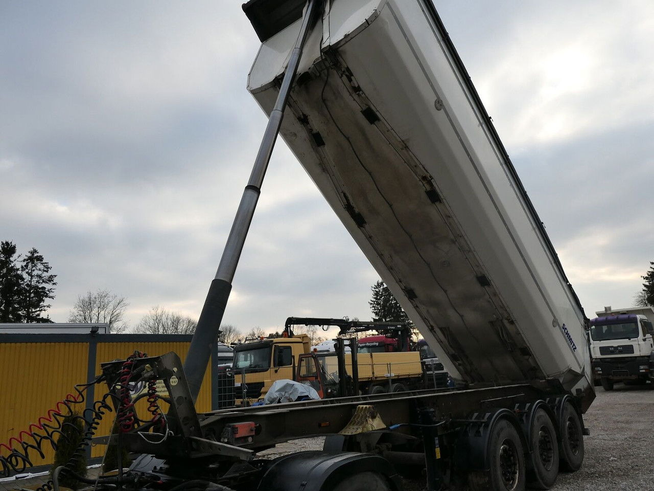 Tipper semi-trailer Schmitz Cargobull SGF S3: picture 10