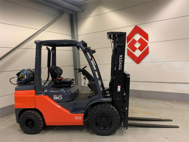 Toyota 02-8FGF30 - LPG forklift: picture 1 Toyota 02-8FGF30 - LPG forklift: picture 1