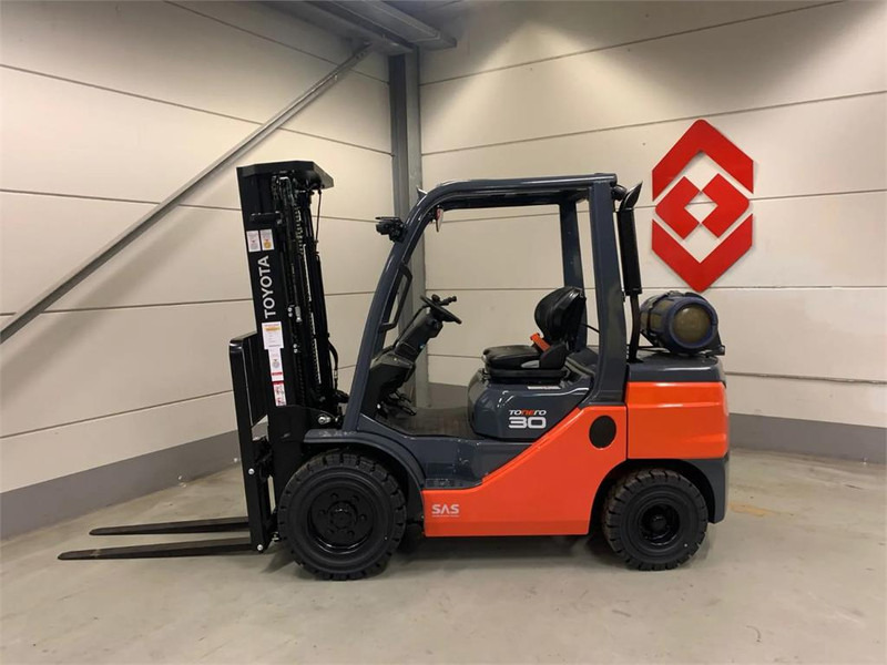 Toyota 02-8FGF30 - LPG forklift: picture 2 Toyota 02-8FGF30 - LPG forklift: picture 2