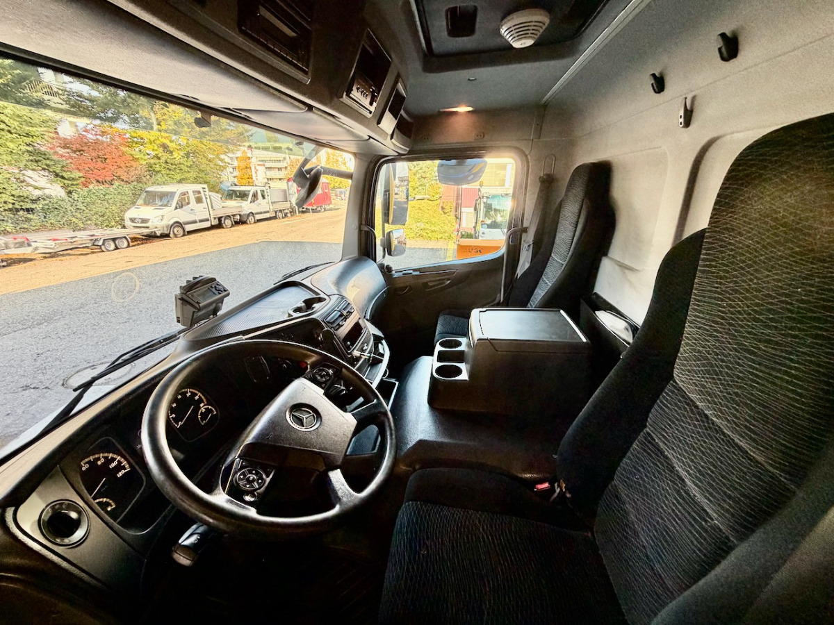 MERCEDES 1224 L - Curtainsider truck: picture 4 MERCEDES 1224 L - Curtainsider truck: picture 4