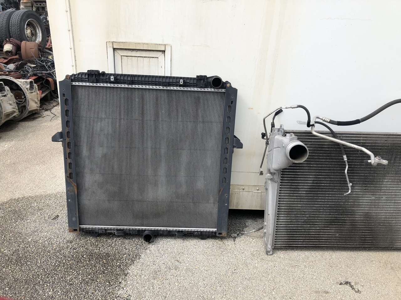 RADIATOR,INTERCOOLER,ADBLUE CONTAINER ACTROS MP4 - Radiator for Truck: picture 1 RADIATOR,INTERCOOLER,ADBLUE CONTAINER ACTROS MP4 - Radiator for Truck: picture 1