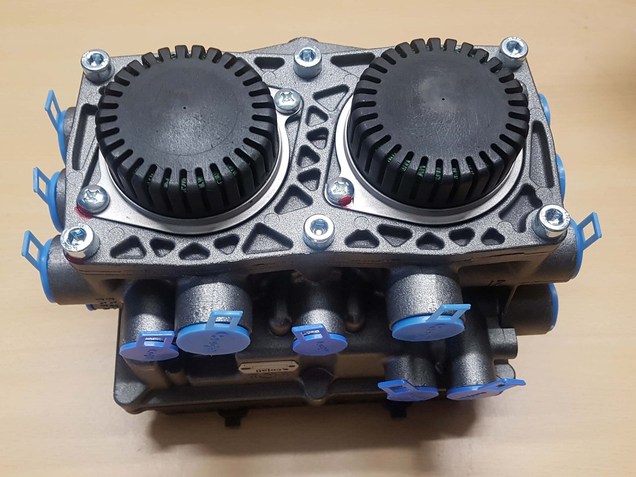 Opleggerklep ES 2053 knorr + €200 statie - Brake valve for Truck: picture 1 Opleggerklep ES 2053 knorr + €200 statie - Brake valve for Truck: picture 1