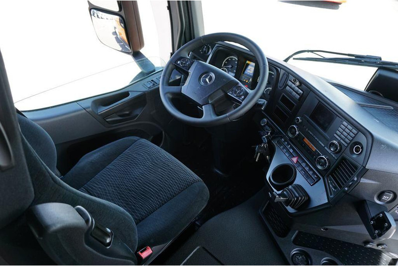 Tractor unit Mercedes-Benz AROCS / 1848 / E 6 / ACC / 4 X 4 / HAD / HYDRAULIKA / RETARDER: picture 13 Tractor unit Mercedes-Benz AROCS / 1848 / E 6 / ACC / 4 X 4 / HAD / HYDRAULIKA / RETARDER: picture 13