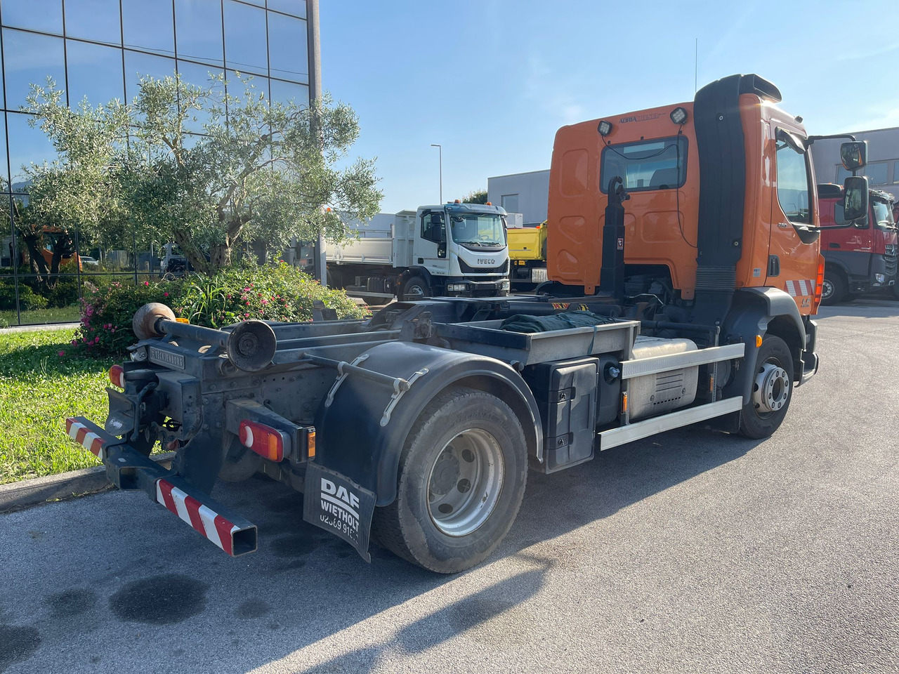 DAF LF280LE - Hook lift truck: picture 3 DAF LF280LE - Hook lift truck: picture 3