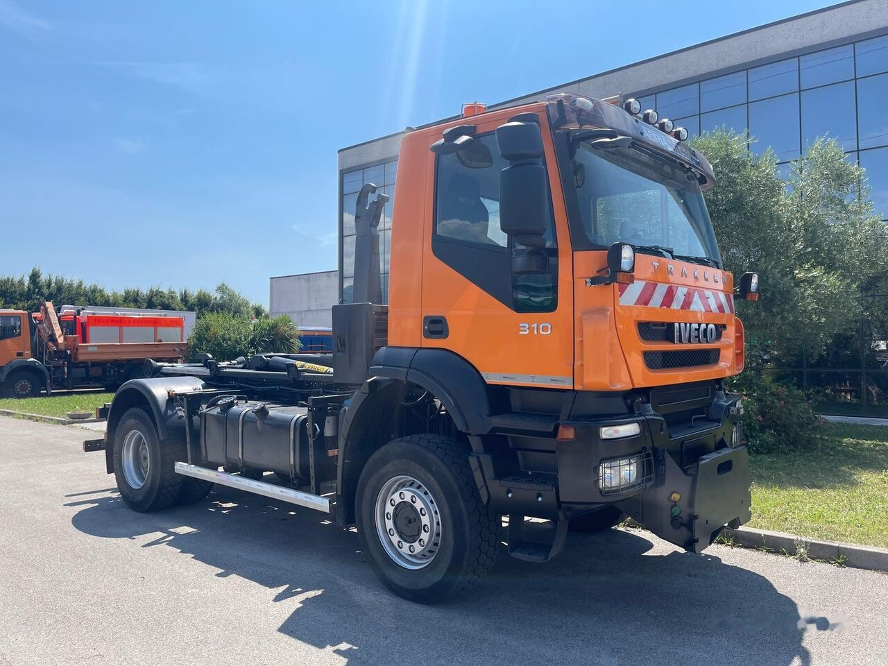 IVECO Trakker 310 AD190T31W - Hook lift truck, Crane truck: picture 1 IVECO Trakker 310 AD190T31W - Hook lift truck, Crane truck: picture 1