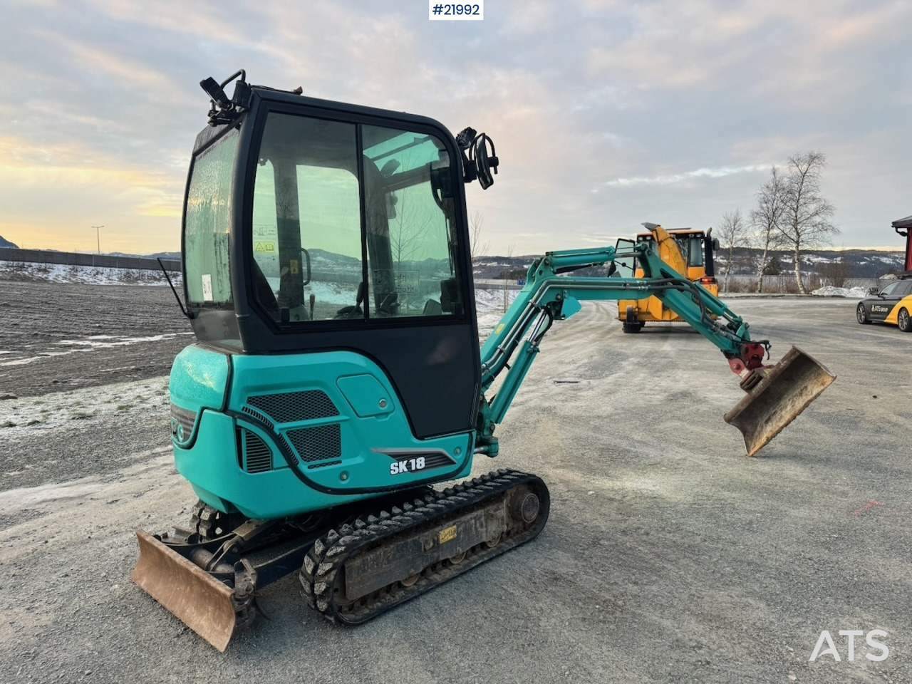 Kobelco 2016 Kobelco SK18 Minigraver m/ Powertilt, 3 skuffer,ripper, klype og Henger. - Mini excavator: picture 5 Kobelco 2016 Kobelco SK18 Minigraver m/ Powertilt, 3 skuffer,ripper, klype og Henger. - Mini excavator: picture 5