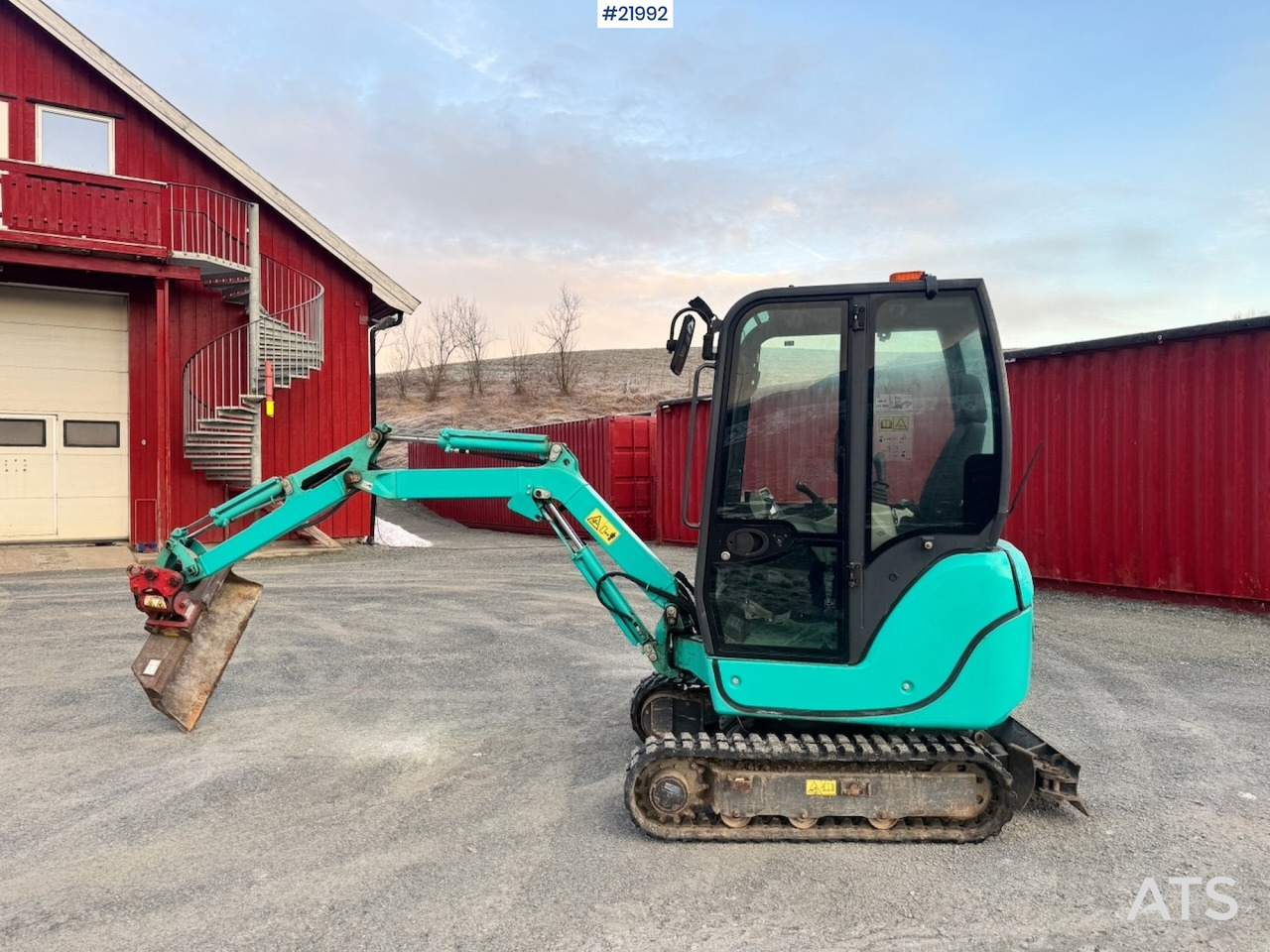 Kobelco 2016 Kobelco SK18 Minigraver m/ Powertilt, 3 skuffer,ripper, klype og Henger. - Mini excavator: picture 2 Kobelco 2016 Kobelco SK18 Minigraver m/ Powertilt, 3 skuffer,ripper, klype og Henger. - Mini excavator: picture 2