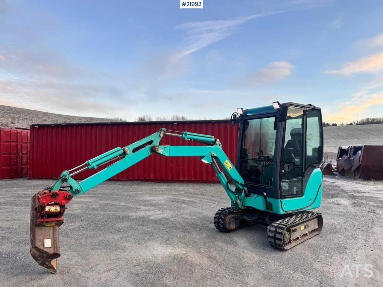 Kobelco 2016 Kobelco SK18 Minigraver m/ Powertilt, 3 skuffer,ripper, klype og Henger. - Mini excavator: picture 1 Kobelco 2016 Kobelco SK18 Minigraver m/ Powertilt, 3 skuffer,ripper, klype og Henger. - Mini excavator: picture 1