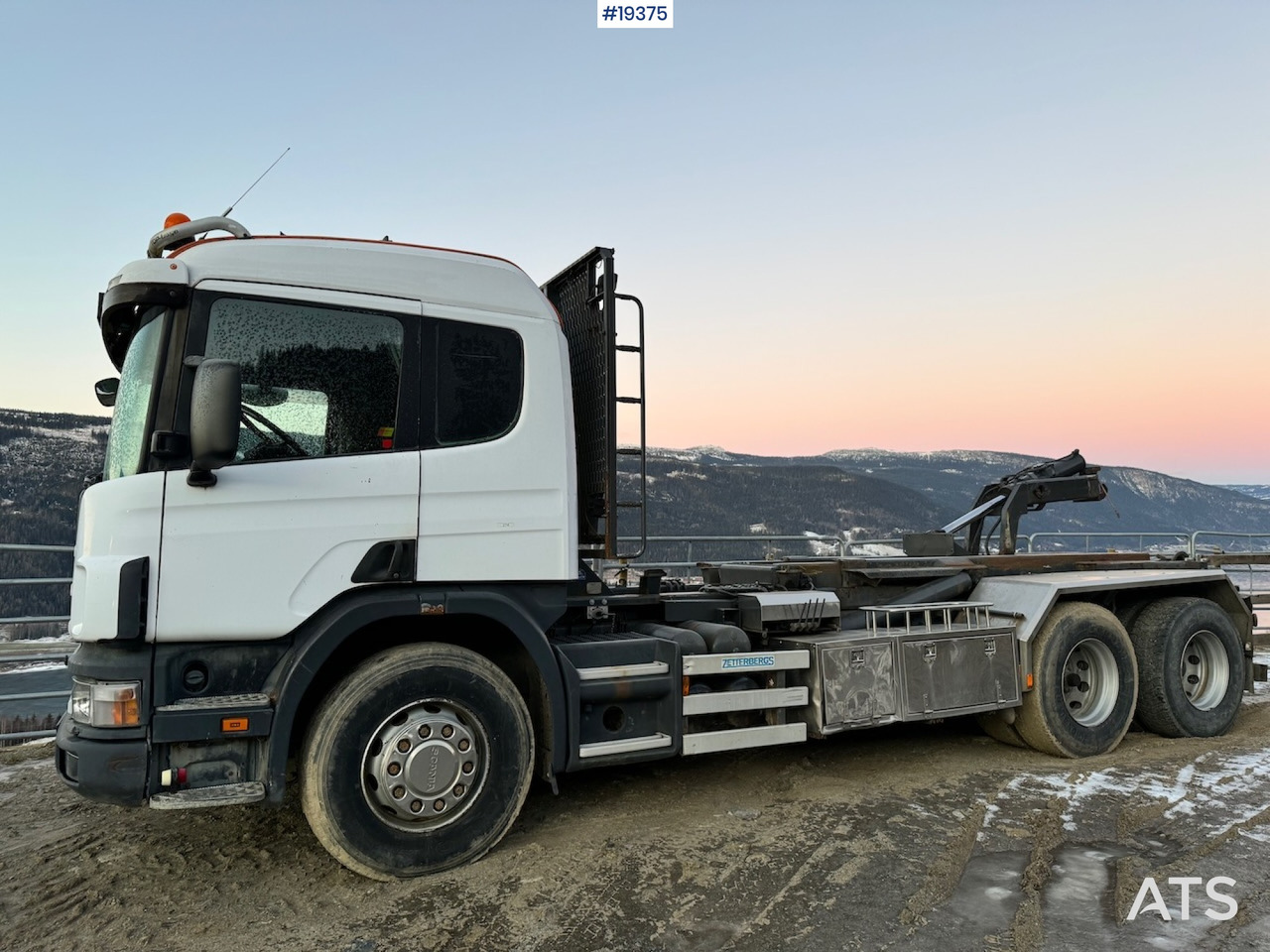 Scania P124 - Hook lift truck: picture 2 Scania P124 - Hook lift truck: picture 2
