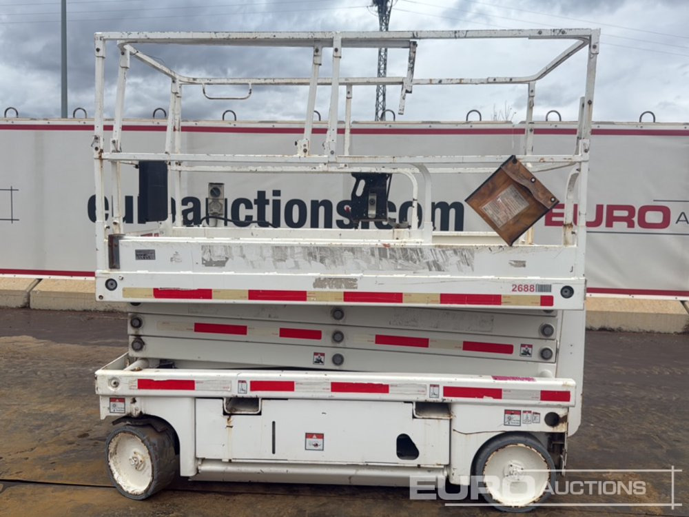 2014 Haulotte Compact 10 - Scissor lift: picture 2 2014 Haulotte Compact 10 - Scissor lift: picture 2