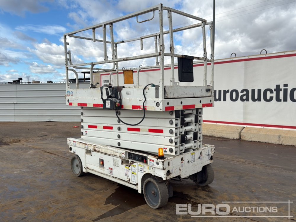 2014 Haulotte Compact 14 - Scissor lift: picture 3 2014 Haulotte Compact 14 - Scissor lift: picture 3