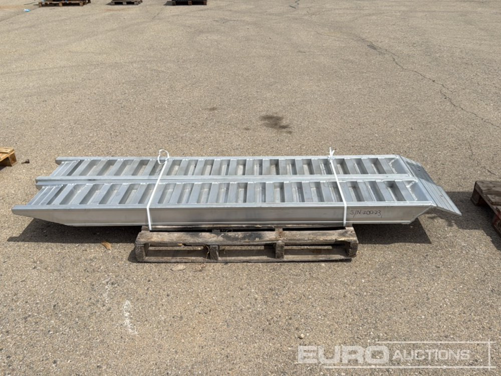 9'' Wide Aluminium Ramps - Construction equipment: picture 5 9'' Wide Aluminium Ramps - Construction equipment: picture 5