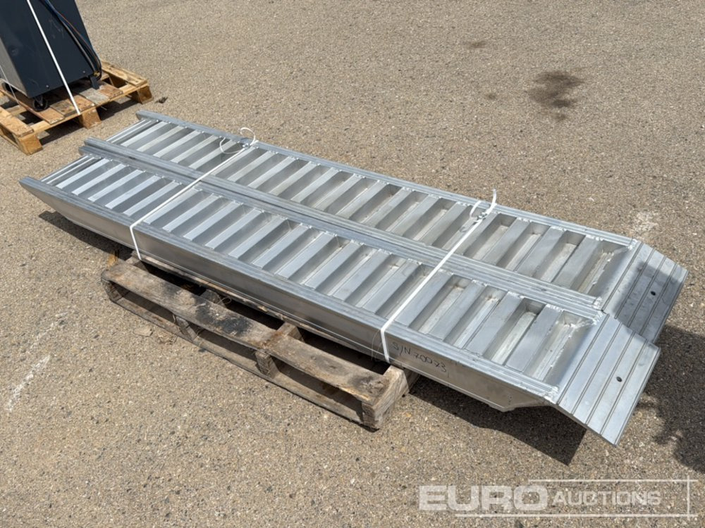 9'' Wide Aluminium Ramps - Construction equipment: picture 4 9'' Wide Aluminium Ramps - Construction equipment: picture 4