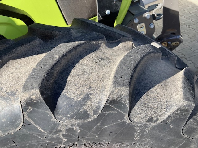 Farm tractor Claas Axos 310: picture 6