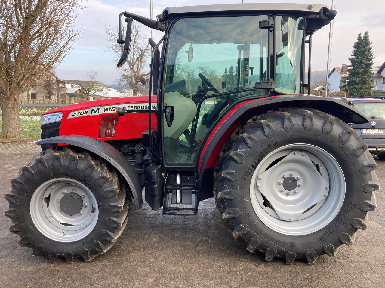 Massey Ferguson 4708 M Cab Essential - Farm tractor: picture 1 Massey Ferguson 4708 M Cab Essential - Farm tractor: picture 1