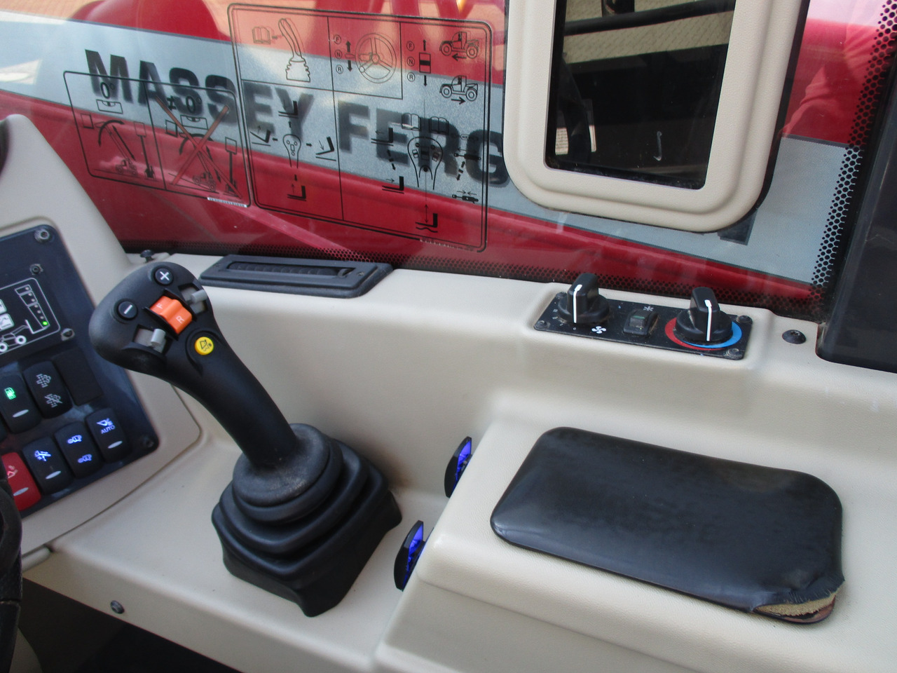 Massey Ferguson TH 7038 T4f - Loader: picture 5 Massey Ferguson TH 7038 T4f - Loader: picture 5