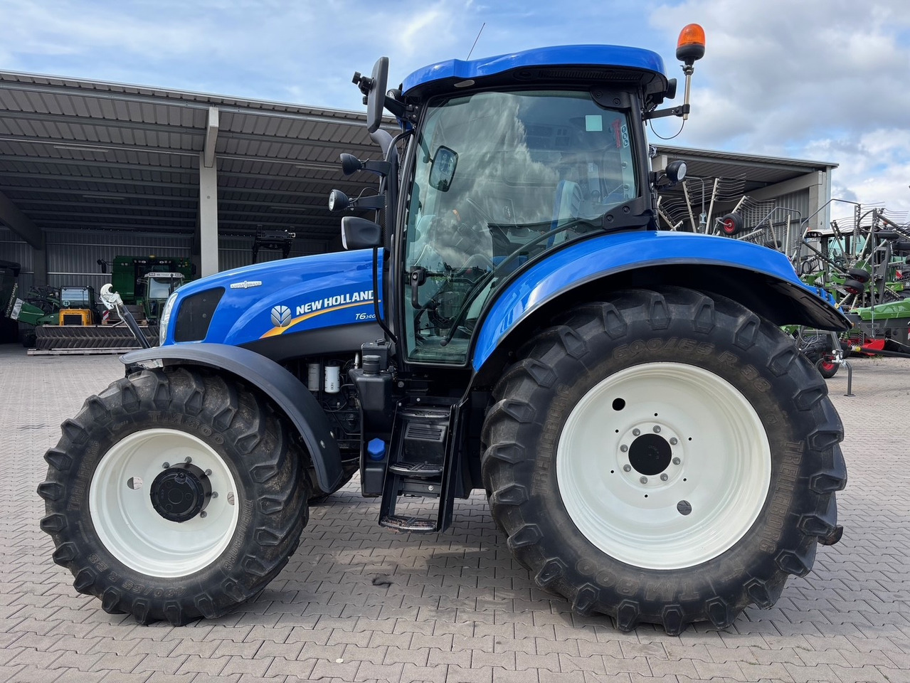 New Holland T6.140 Auto Command - Farm tractor: picture 1 New Holland T6.140 Auto Command - Farm tractor: picture 1