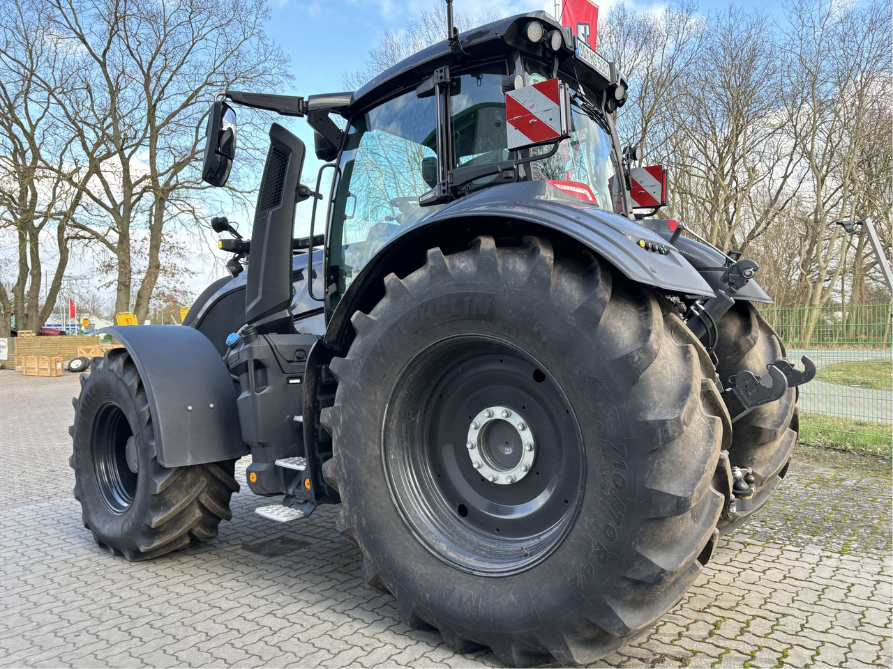 Valtra Q305 - Farm tractor: picture 5 Valtra Q305 - Farm tractor: picture 5