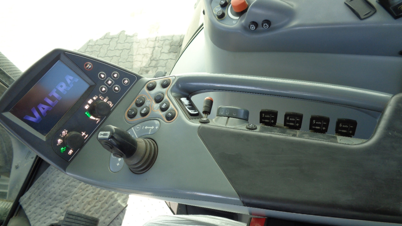 Farm tractor Valtra S374: picture 6