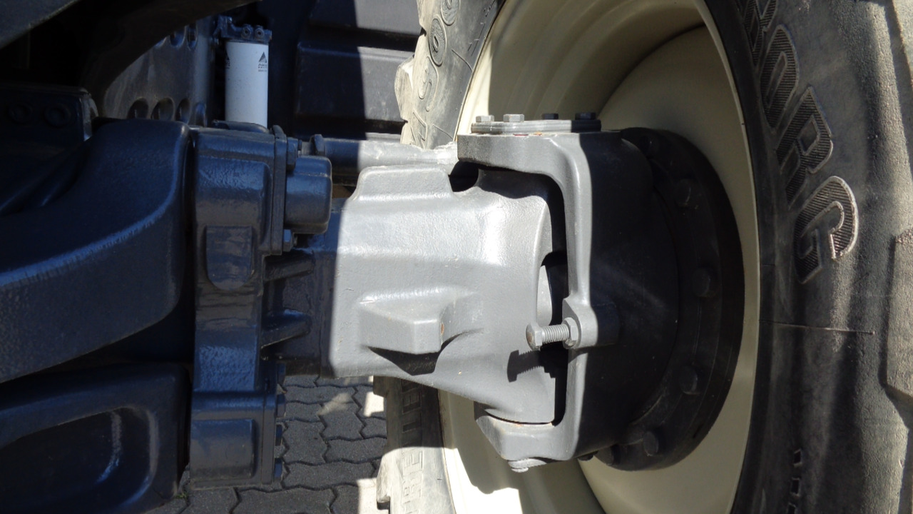 Farm tractor Valtra S374: picture 12