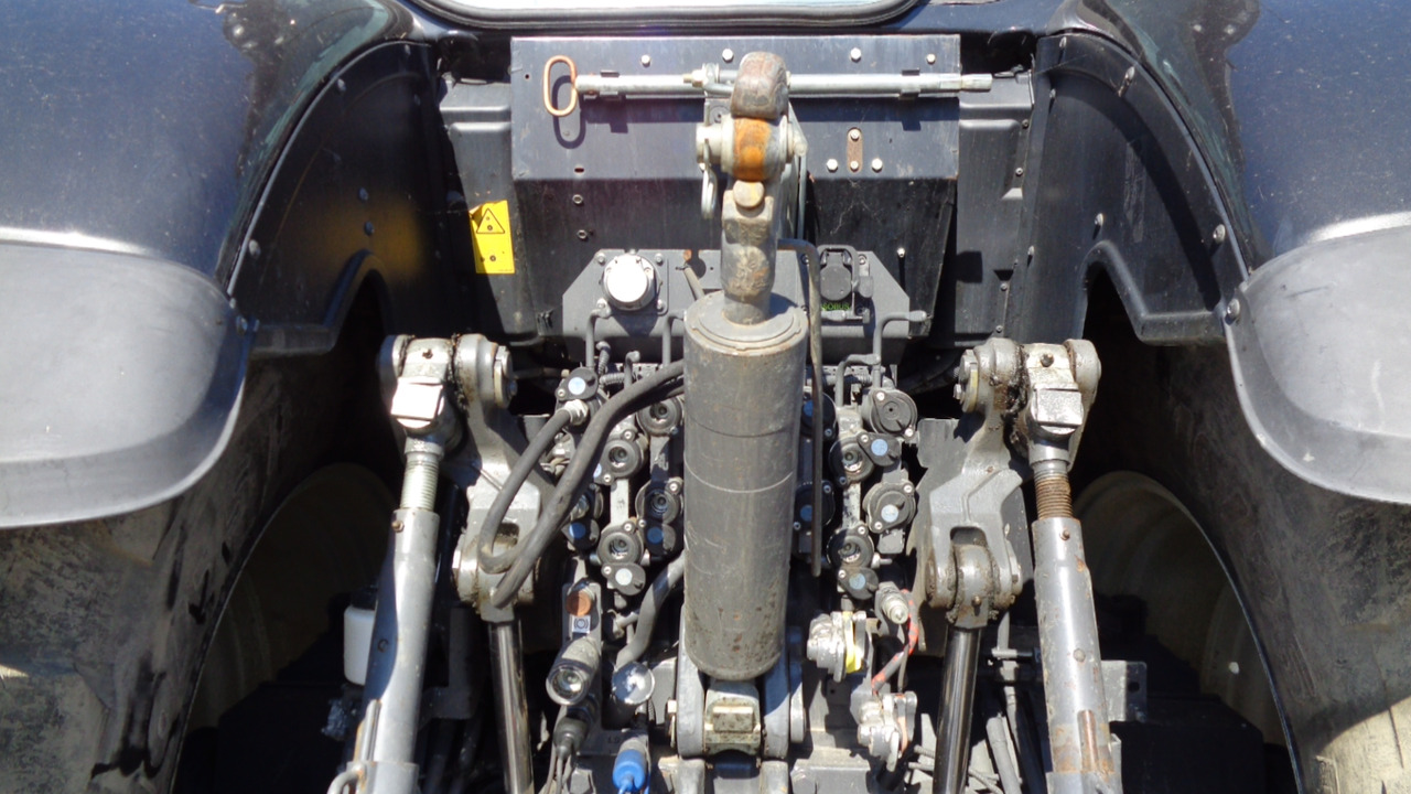 Farm tractor Valtra S374: picture 15