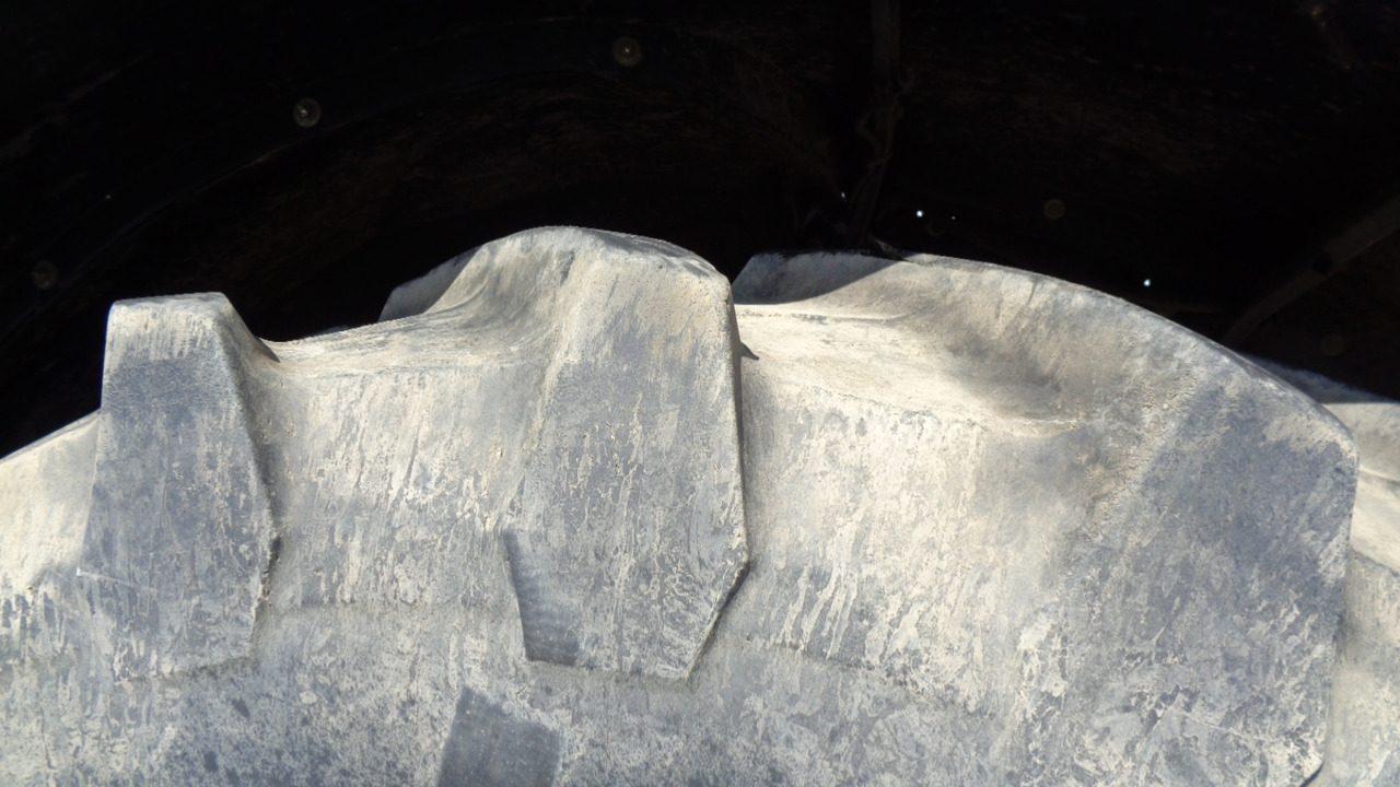 Farm tractor Valtra S374: picture 10