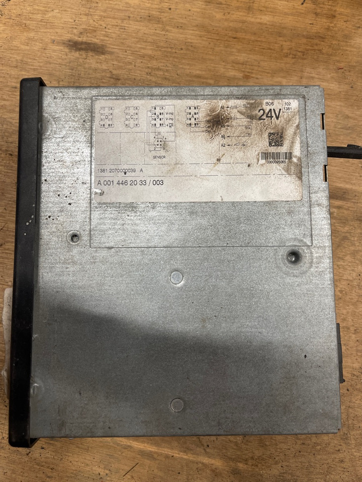 MERCEDES Tachograph A0014462033 /003 1381.2070000039A - Cab and interior for Truck: picture 1 MERCEDES Tachograph A0014462033 /003 1381.2070000039A - Cab and interior for Truck: picture 1