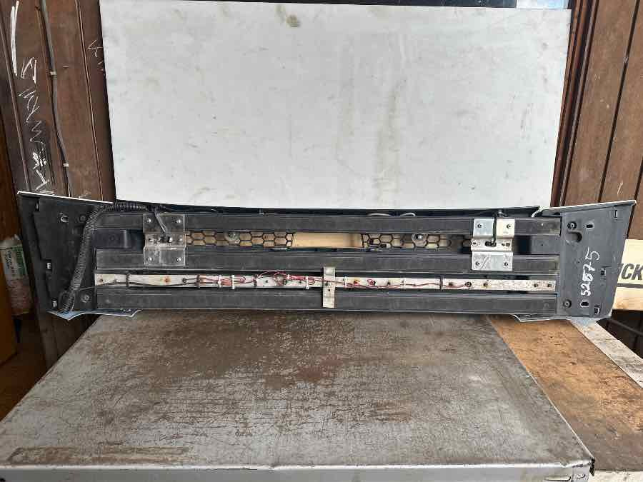 SCANIA NGR GRILL LOWER - Body and exterior for Truck: picture 2 SCANIA NGR GRILL LOWER - Body and exterior for Truck: picture 2