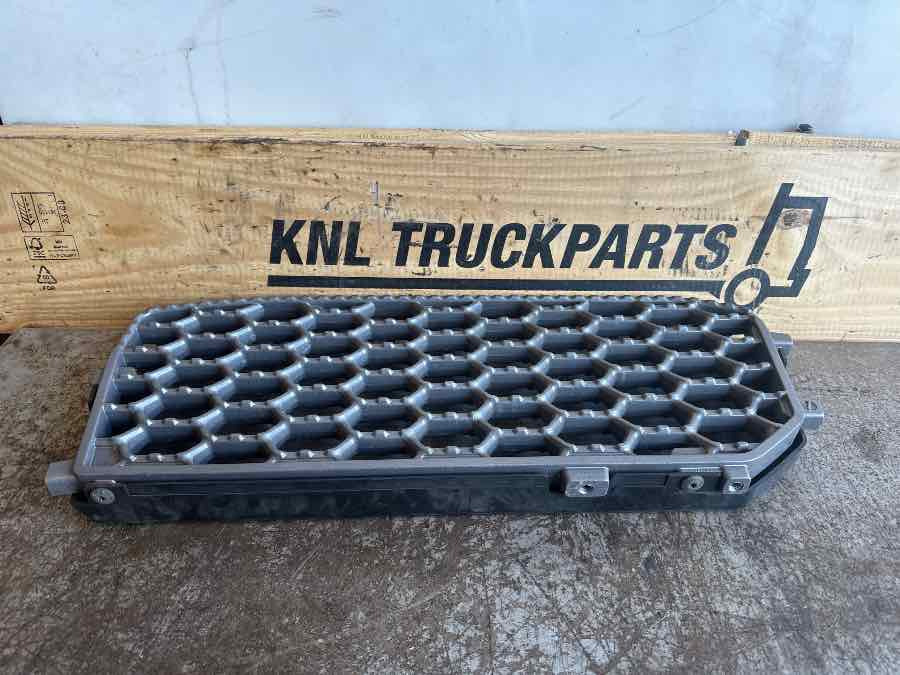 SCANIA STEP PLATE 2422408 - Cab and interior for Truck: picture 1 SCANIA STEP PLATE 2422408 - Cab and interior for Truck: picture 1