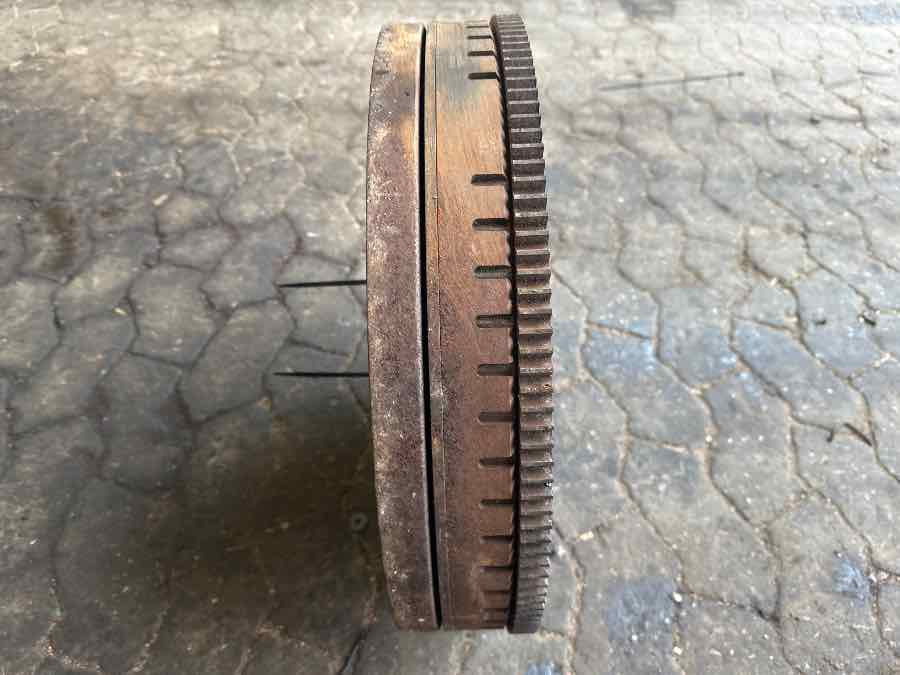 VOLVO FLY WHEEL 21416133 - Engine and parts for Truck: picture 2 VOLVO FLY WHEEL 21416133 - Engine and parts for Truck: picture 2