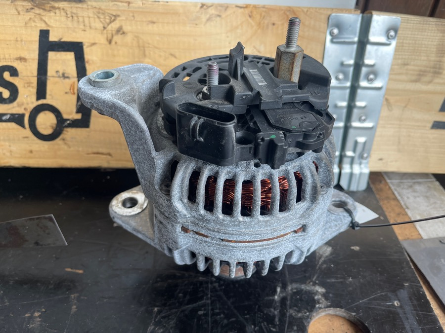 VOLVO GENERATOR 23565727 - Engine and parts for Truck: picture 1 VOLVO GENERATOR 23565727 - Engine and parts for Truck: picture 1